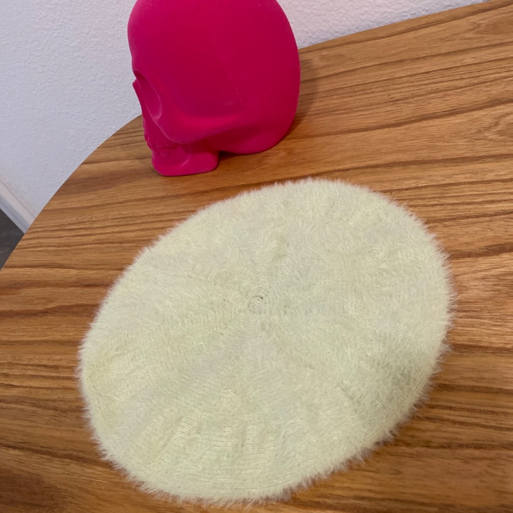 fuzzy light spring green beret - Picture 2 of 5